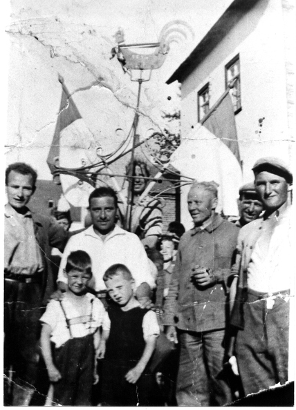 hinten: Bernhard Schneider, Josef Fluck, Ernst Arthen, Wilhelm Stillger
vorne: Hans Riber, Josef Stillger
00009b_Kirchturmhahn-1934.jpg