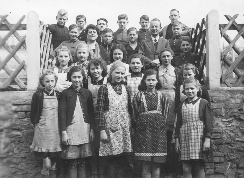Jahrgang 1928/29 im siebten Schuljahr
vor dem Schulgarten im Schulhof mit Lehrerin Josefine von der Lahr und Hauptlehrer Karl Reifert
00015.jpg