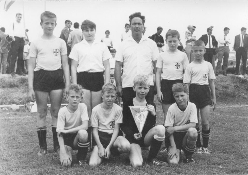 Fussball-D-Jugend der TSG Oberbrechen, Pokalsieger 1965
Endspiel: Oberbrechen - Dietkirchen 1:0
hinten v.l.: Bruno Wagner, Walter Molsberger, Werner Hofmann, Dieter Kramm, Werner Hanke
vorne v.l.: Werner Schupp, Walter Königstein, Thomas Diefenbach, Karl-Heinz Trost
00004.jpg