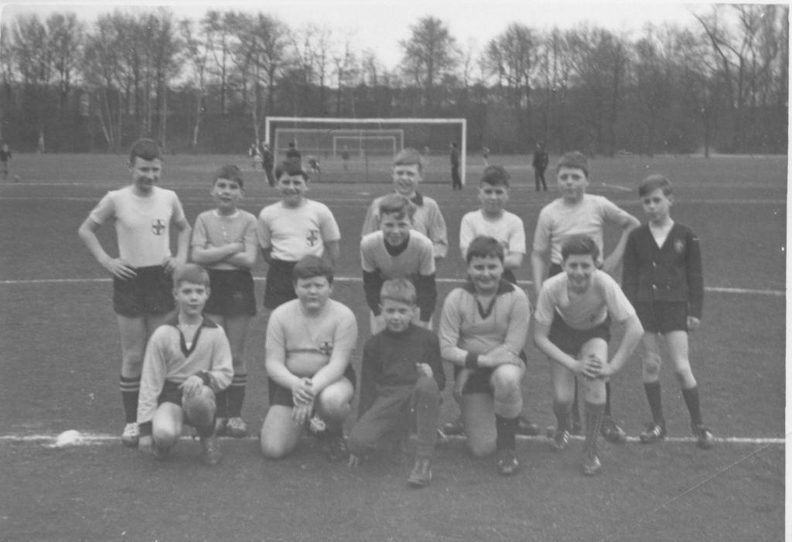 Fussball-Jugendmannschaft der TSG Oberbrechen
hinten: Gerd Möbs, Heribert Roth, Jürgen Schiebener, ?,?, Reinhold Jung, Peter Ricker, Helmut Roth
vorne: Rolf-Rainer Kuß, Helmut Kaiser, Rainer Roth, ?, ?
00011.jpg